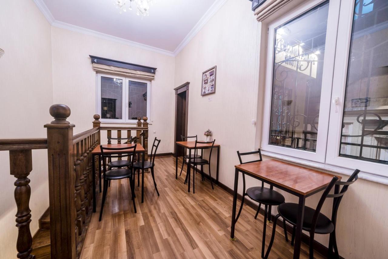Cleopatra Palace Hostel Тбілісі Екстер'єр фото