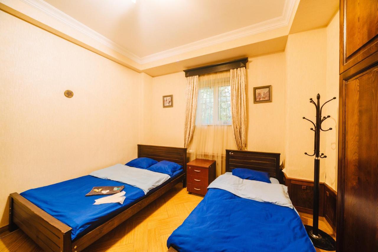 Cleopatra Palace Hostel Тбілісі Екстер'єр фото