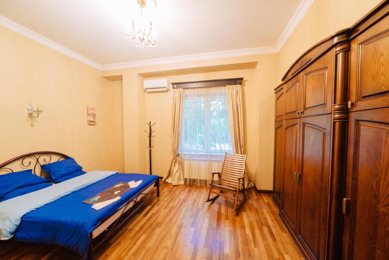 Cleopatra Palace Hostel Тбілісі Екстер'єр фото