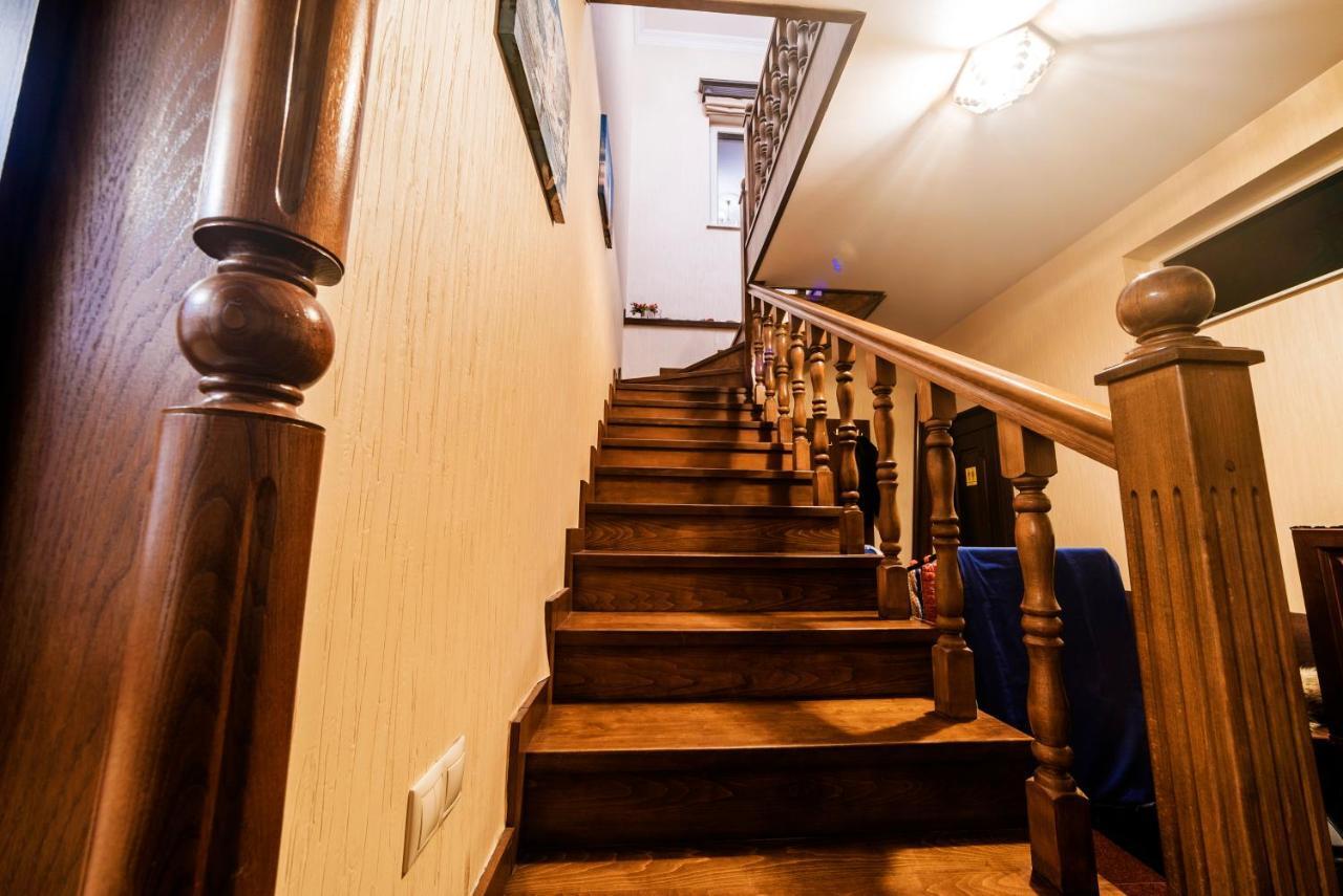Cleopatra Palace Hostel Тбілісі Екстер'єр фото