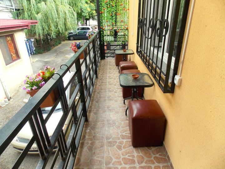 Cleopatra Palace Hostel Тбілісі Екстер'єр фото